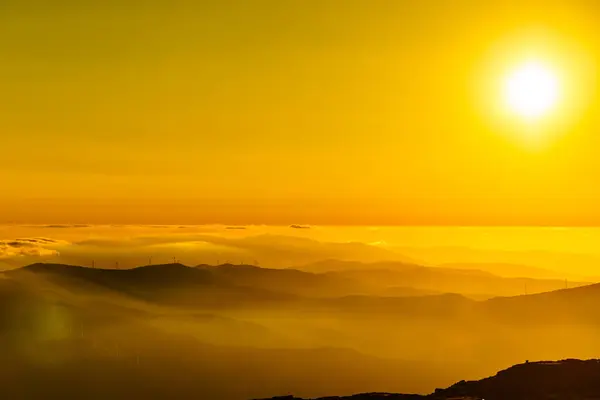 雲の上で日没燃焼 ポルトガルのセラ エストレラの山頂からの眺め ロイヤリティフリーのストック写真