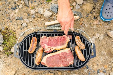 Et ve sosis ızgarada. Barbekü yemeği, yaz yemeği..