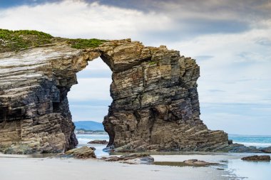 Katedraller Plajı, Ribadeo 'daki Playa las Catedrales, Lugo, Galiçya. İspanya 'nın kuzeyindeki Cantabric sahillerinde kayalık oluşumları. Turist eğlencesi.