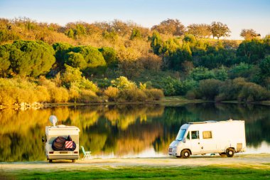 Doğada kamp yapmak. Göl kıyısında bir kamp aracı. Povoa e Meadas Barajı, Castelo de Vide, Alentejo Portekiz. Karavanla git..