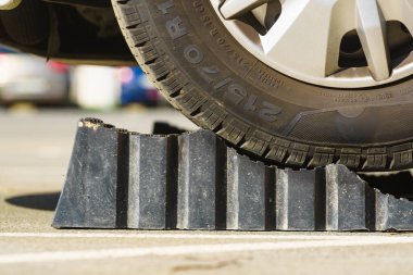 Kamp aracı karavanı dengelemek ve seviyelendirmek için manüel olarak bloğu kullanıyor. Karavan için aksesuarlar.