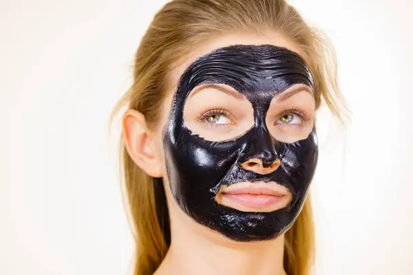 Mulher Jovem Com Desintoxicação Carbo Máscara Descascamento Preto Seu Rosto Imagens Royalty-Free