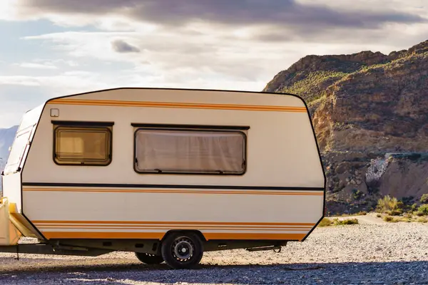 Caravan Trailer Berkemah Alam Pegunungan Travelling Liburan Dengan Mobile Home Stok Lukisan  