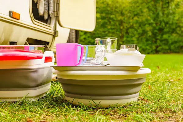 Kamp Aracına Karşı Birçok Temiz Bulaşık Kuruyor Temiz Havayla Yıkanmak - Stok İmaj