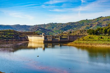 İspanyol manzarası. Casasola Barajı ve çevresindeki kırsal bölge, Endülüs, İspanya