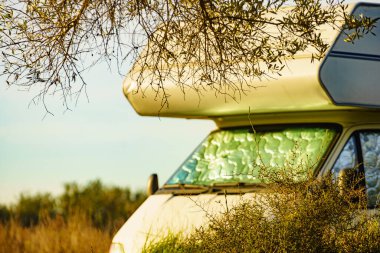 Pencere camında iç ısı ekranı olan bir kampçı. Doğada kamp yapmak. Tatiller ve karavanla seyahat.