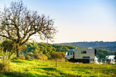 Off road kampçısı 4x4, karavan evi doğada. Karavanla seyahat et..