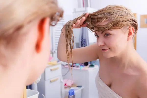 Islak Sarı Saçlı Mutlu Bir Kadın Duş Aldıktan Sonra Temiz Telifsiz Stok Imajlar