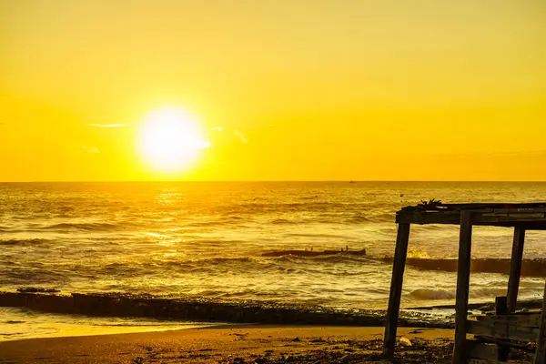 Pemandangan Laut Saat Matahari Terbit Perlindungan Kayu Pantai Pagi Hari Stok Gambar Bebas Royalti