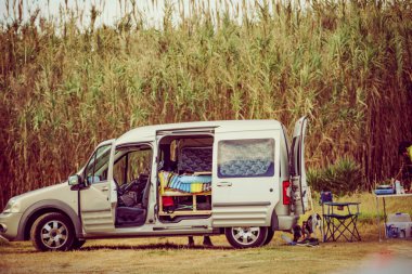 Kamp malzemeleriyle dolu bir minibüs. Vanlife.