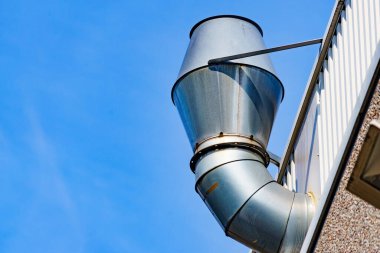 Evin duvarındaki çelik baca borusu.