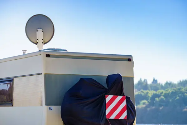 Kamp Aracının Çatısında Uydu Anteni Televizyon Bağlantısı Tatillerde Karavanda Seyahat Stok Fotoğraf