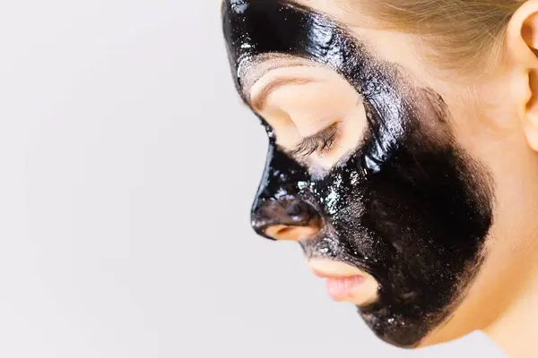Giovane Donna Che Applica Una Maschera Nera Disintossicante Viso Teen Immagini Stock Royalty Free