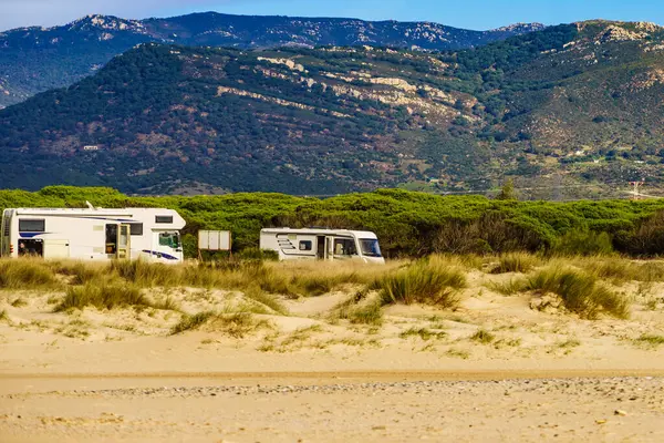 Veicoli Caravan Campeggio Sulla Costa Del Mare Dune Sulla Spiaggia Immagine Stock