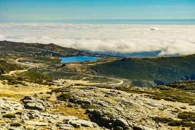 Serra da Estrela dağlarının tepesindeki bulutlar, Portekiz kıtasındaki en yüksek yer..