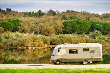 Doğada kamp yapmak. Göl kıyısında bir kamp aracı. Povoa e Meadas Barajı, Castelo de Vide, Alentejo Portekiz. Karavanla git..
