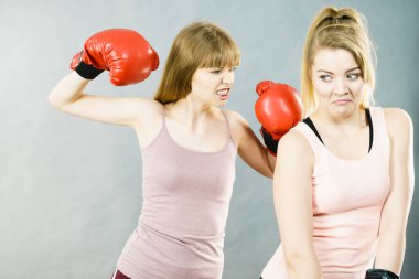 Boks eldivenli sahip iddia iki agresif kadınlar birbirlerine kızdığın mücadele. Kadın violance kavramı.