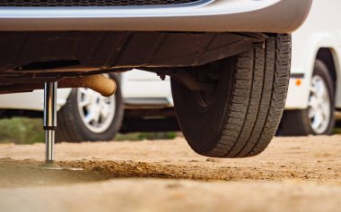 Kamp destekli hidrolik dengeli bacak kullanımda. Karavanlar ve aksesuarlar karavan için.