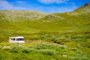 Turizm tatili ve seyahat. Yeşil yaz dağlarında bir kamp arabası. Ulusal turizm rotası Aurlandsfellet.