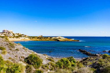 Akdeniz kıyısı manzarası, Murcia bölgesindeki İspanyol kıyı şeridi. Turistik bir yer. Cabo de Palos 'ta Cala Reona.