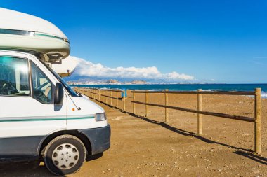 Akdeniz kıyısındaki karavan, uzakta Alicante şehri, Costa Blanca İspanya. Kumsalda vahşi bir kamp. Tatillerde ve karavanda seyahat ederken.