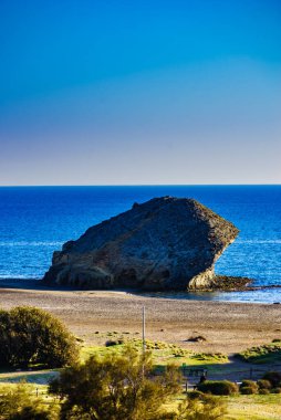 İspanya 'da kıyı manzarası. Cabo de Gata Nijar Doğal Parkı 'ndaki Monsul plajı, Almeria Endülüs. Doğa rezervi.