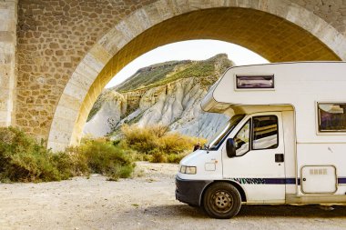 Tabernas Çölü 'ndeki karavan Almerya İspanya' daki köprü yakınlarında kamp yapıyor. Karavanla seyahat etmek..