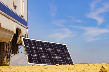 Taşınabilir güneş fotovoltaik paneli, karavanda şarj oluyor. Doğada kamp yapmak, minibüs hayatı.