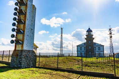 Kuzey İspanya 'da deniz feneri Cabo Penas, Biscay Körfezi, Asturias kıyı şeridi.