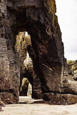 Katedraller Plajı, Ribadeo 'daki Playa las Catedrales, Lugo, Galiçya. İspanya 'nın kuzeyindeki Cantabric sahillerinde kayalık oluşumları. Turist eğlencesi.