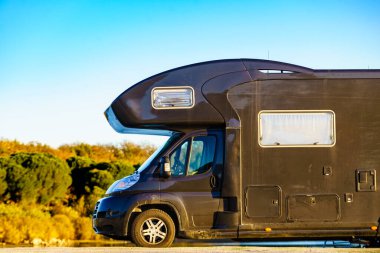 Kamp aracı doğada kamp yapıyor. Povoa e Meadas Barajı, Castelo de Vide, Alentejo Portekiz. Karavanla git..