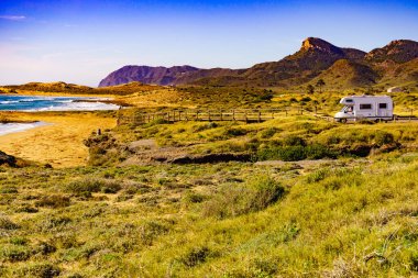 Sahilde kamp yapan karavanlı deniz manzaralı bir karavan. İspanya Murcia bölgesi, Calblanque Bölgesel Parkı.