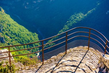 Provence France 'daki Verdon Gorge' da. Dağlar manzaralı. Belvedere de la Dent d 'Aire izleme noktasından görüntü.