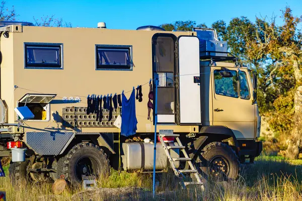 Off road kampçısı 4x4, karavan evi doğada. Karavanla seyahat et..