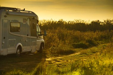 Kamp aracı doğada kamp yapıyor. Kervan yaşam tarzı. Tatiller ve karavanda seyahat.
