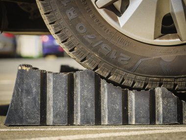 Kamp aracı karavanı dengelemek ve seviyelendirmek için manüel olarak bloğu kullanıyor. Karavan için aksesuarlar.