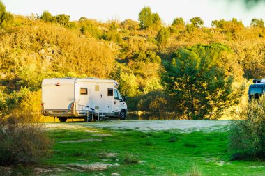 Doğada kamp yapmak. Göl kıyısında bir kamp aracı. Povoa e Meadas Barajı, Castelo de Vide, Alentejo Portekiz. Karavanla git..