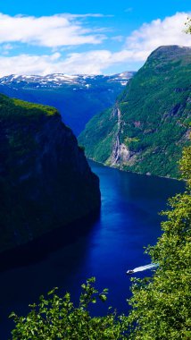 Feribot ile fiyort Geirangerfjord, Norveç 'in Ornesvingen bakış açısından görüş. Seyahat hedefi