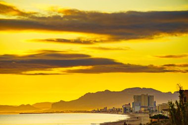 Sabahları deniz manzarası, Gandia 'da plaj. Montgo dağının silueti ufukta belirdi. Valencia İspanya.