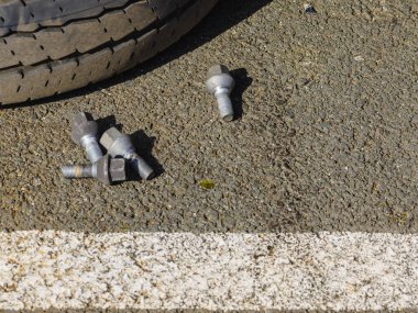 Yolda lastik araba değiştiriyorum. Otomatik onarım