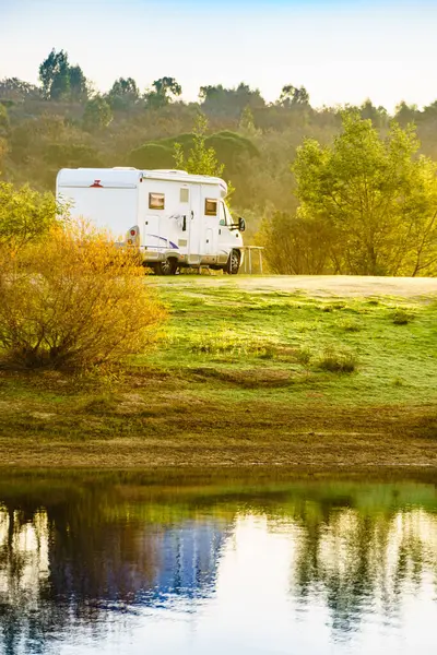 Doğada kamp yapmak. Göl kıyısında bir kamp aracı. Povoa e Meadas Barajı, Castelo de Vide, Alentejo Portekiz. Karavanla git..