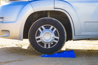 Kervan bloğu kullanımda. Karavan için rampa tıkanması. Karavan için aksesuarlar.