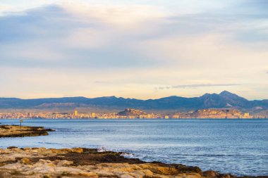 İspanya, Valencia, Costa Blanca 'daki Akdeniz kıyısı Alicante şehrine bakın. Uzaktan görüntüle.