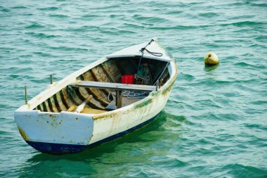 Mavi deniz suyunda demirli bir tekne