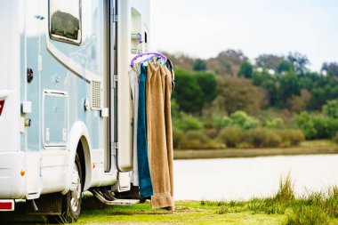 Doğada kamp yapmak. Göl kıyısında bir kamp aracı. Povoa e Meadas Barajı, Castelo de Vide, Alentejo Portekiz. Karavanla git..