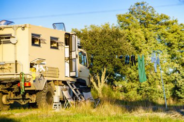 Off road kampçısı 4x4, karavan evi doğada. Karavanla seyahat et..