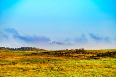 Tepedeki kasaba, Aldeia da Luz köyünden manzara, Alentejo turistik bölge, Evora bölgesi, Portekiz.