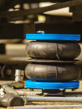 Otomatik uçuş süspansiyonu kuruluyor. Araba serviste..