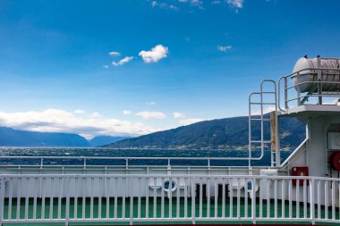 Turizm tatili ve seyahat. Dağların manzarası ve Norveç 'teki Vangsnes-Dragsvik fiyort rotası, İskandinavya Avrupa. Feribottan görüldüğü gibi Sognefjord.
