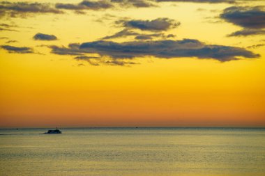 Gün doğumunda deniz suyunda balıkçı tekneleri. Deniz Burnu.